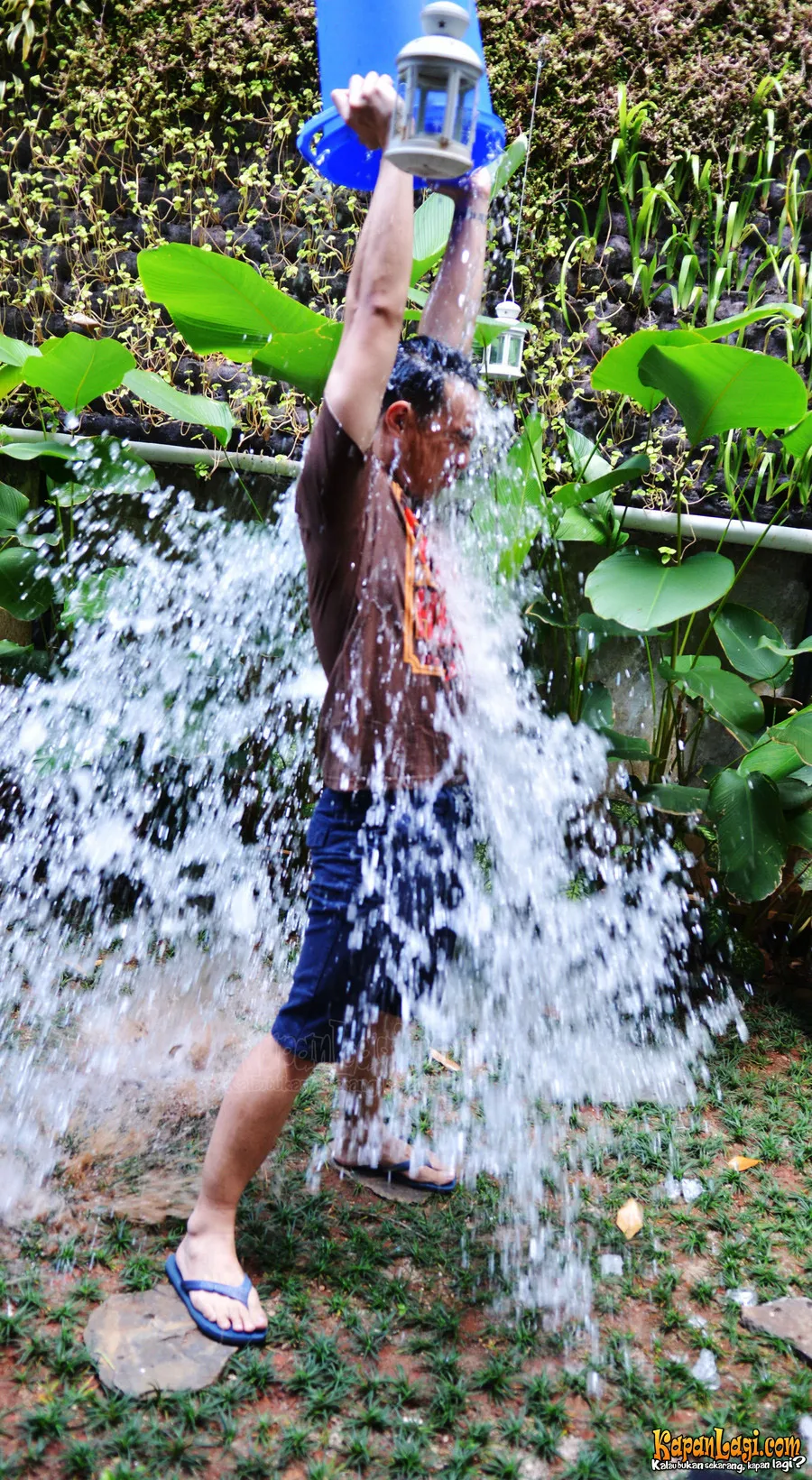 Daniel Mananta menyiram tubuhnya dengan air es. ©Akrom