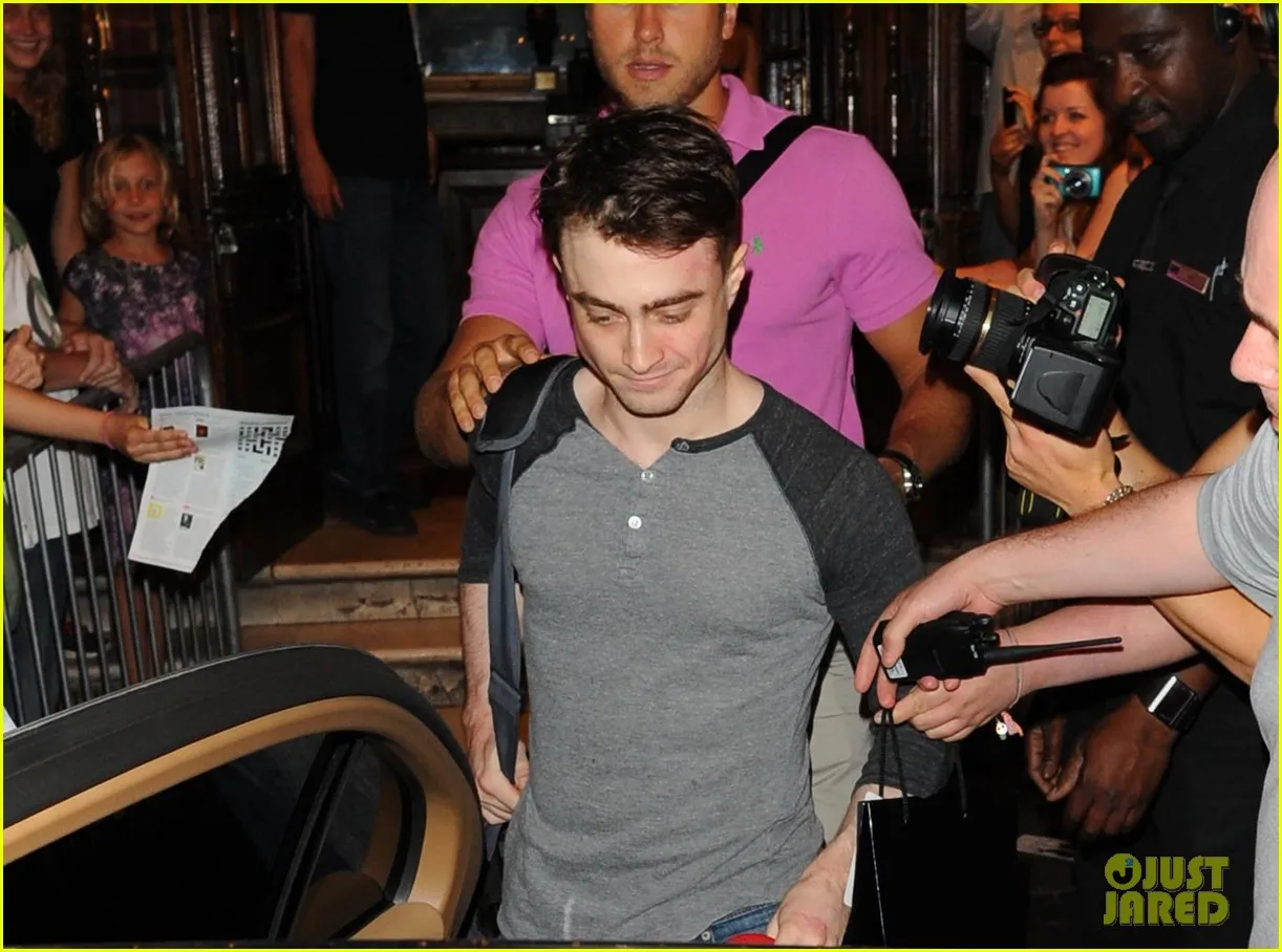 Daniel Radcliffe keluar dari Noel Coward Theater. ©justjared.com
