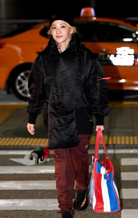 Jaket yang dikenakan Sandara Park mirip dengan milik G-Dragon © allkpop.com