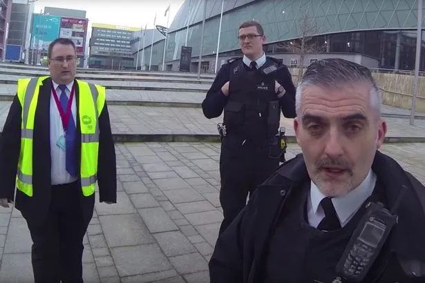 Sekelompok polisi mendatangi Jason namun mereka melepaskan pemuda 18 tahun ini © mirror.co.uk