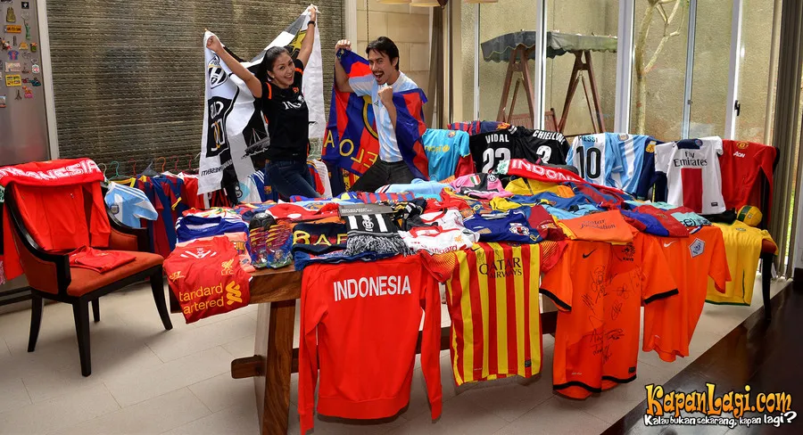 Donna dan Darius buktikan kecintaan mereka pada sepak bola. @KapanLagi.com®/Muhammad Akrom