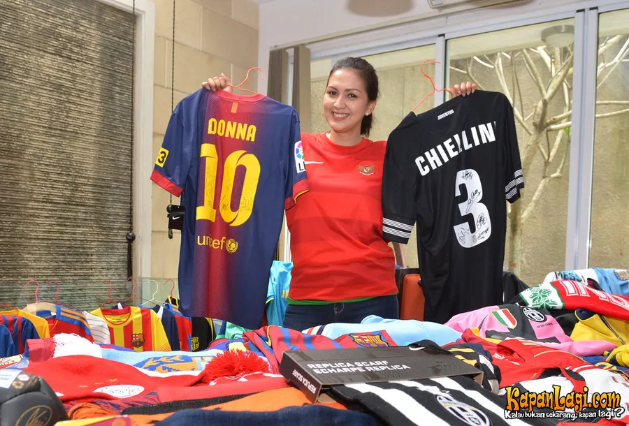 Donna pamer koleksi jersey miliknya. @KapanLagi.com®/Muhammad Akrom