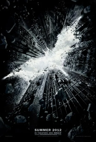 Poster THE DARK KNIGHT RISES yang punya konsep sama dengan poster terbaru STAR TREK. Sumber: Collider.com