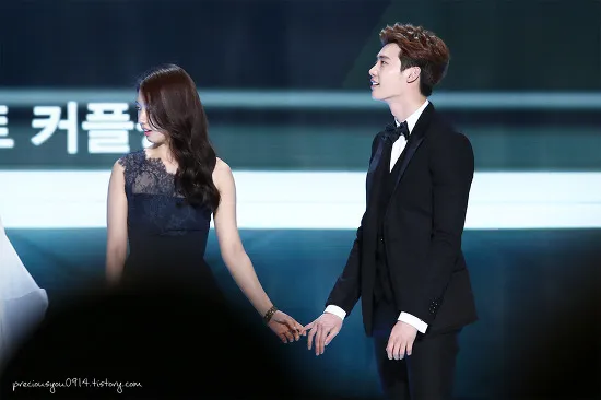 Lee Jong Suk dan Park Shin Hye yag terus lengket, seolah tak mau berpisah saat menghadiri SBS Drama Awards. @dramafever.com