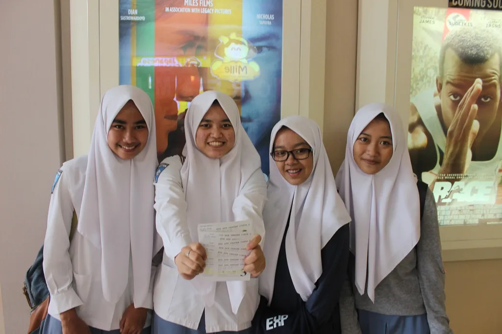 Pelajar SMA ikut antre tiket AADC/©KapanLagi.com®/Darmadi Sasongko