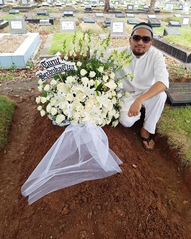 Imam Darto berada di pemakaman ibunda (credit: instagram.com/imamdarto/)