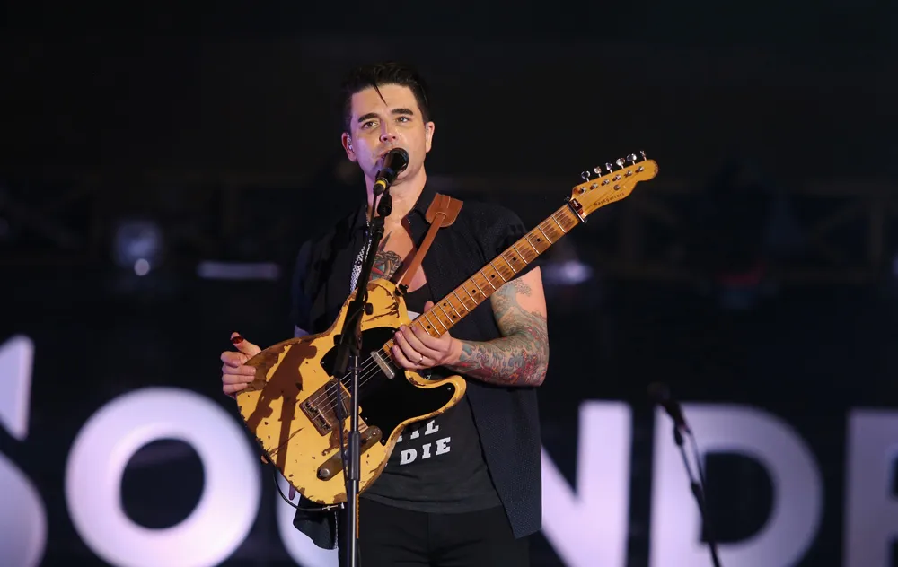 Secara khusus Dashboard Confessional bawakan lagu Saints untuk para korban bencana di Florida © KapanLagi.com/Fikri Alfi Rosiyadi