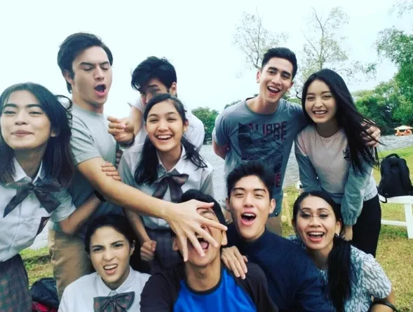 Natasha Wilona memamerkan seragam lucu yang dikenakan rekan-rekannya dalam behind the scene ANAK SEKOLAHAN di Instagram © instagram.com/natashawilona