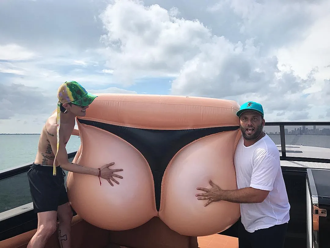 G-Dragon pose bersama dengan Dave © instagram.com/davegrutman