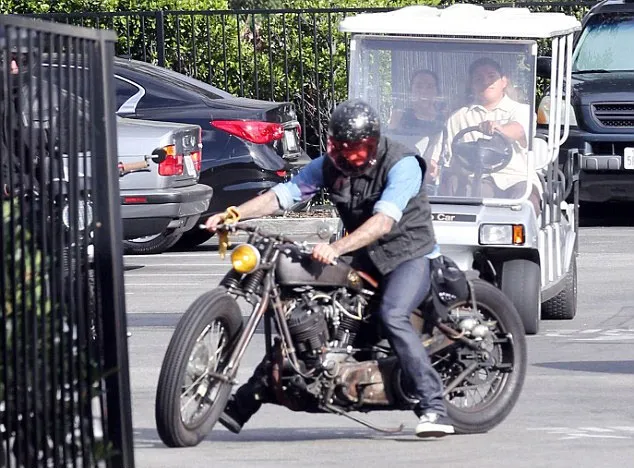 Kerennya David Beckham saat naik motor gede © Daily Mail
