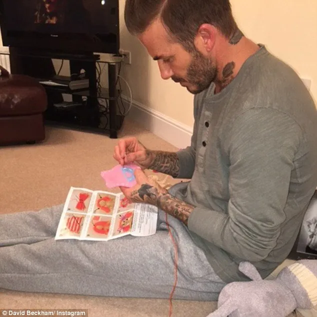 David jahit baju boneka buat Harper, manis banget! ©instagram/davidbeckham