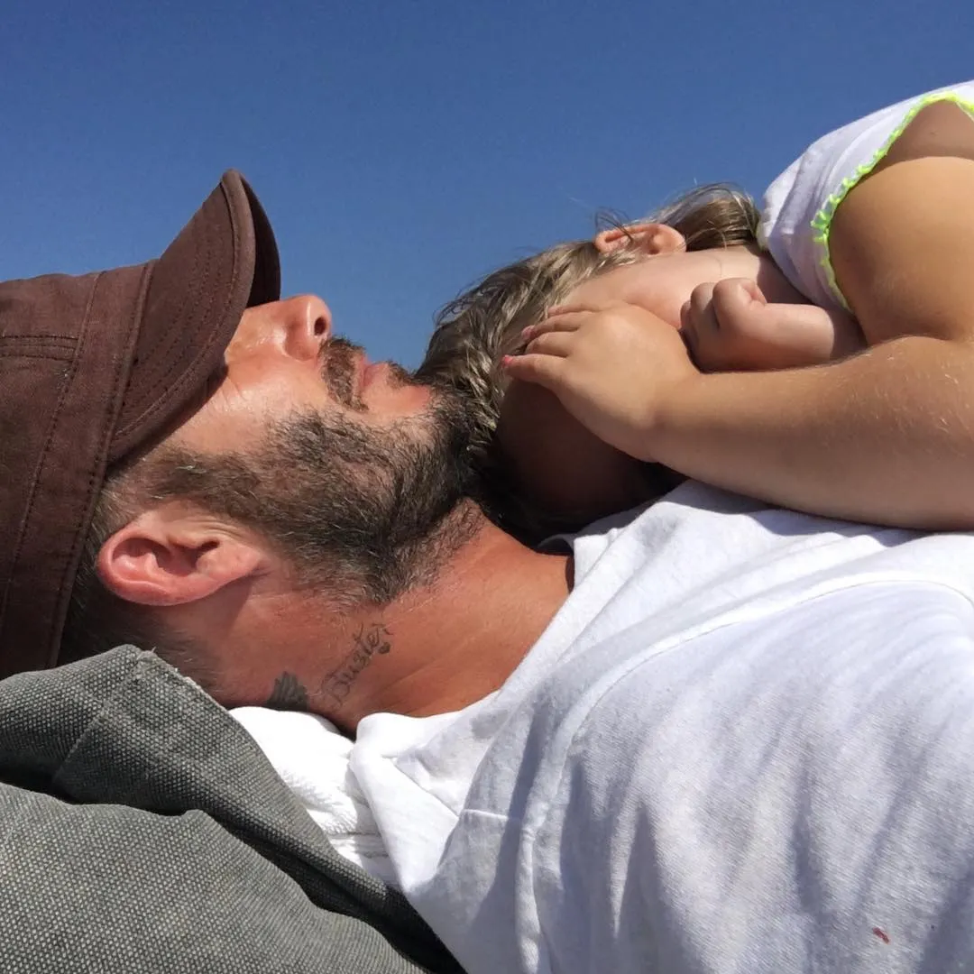 David dan Harper Beckham saat menikmati tidur siang bersama, mesra abis! © instagram.com/davidbeckham