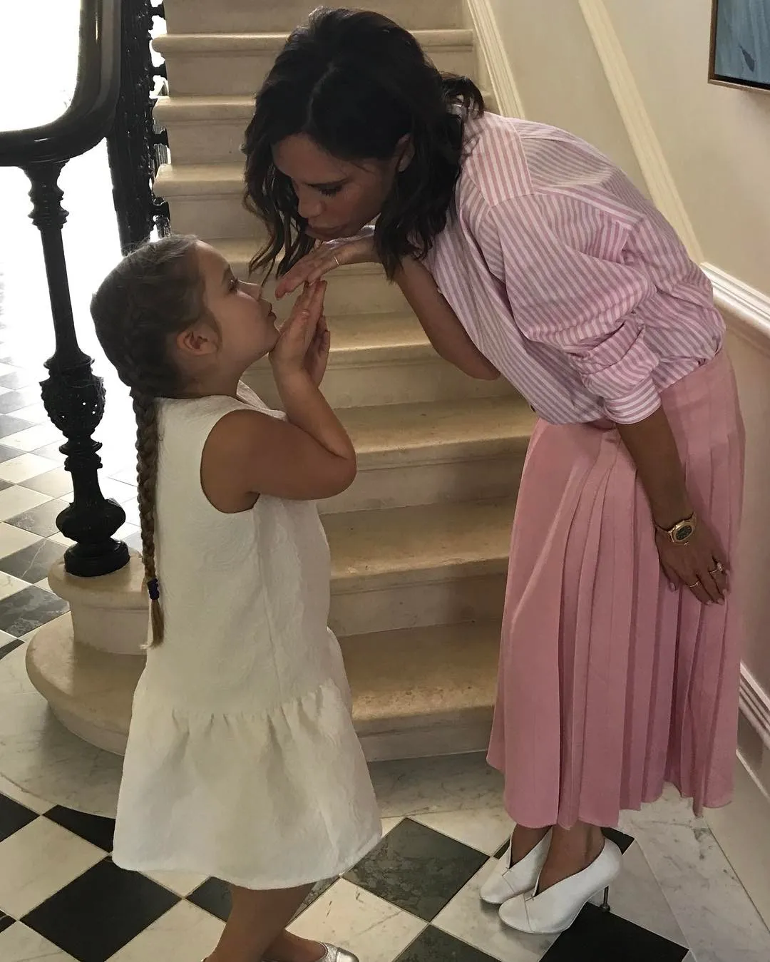 Pose Harper dan Victoria yang satu ini benar-benar menggemaskan. © instagram.com/victoriabeckham