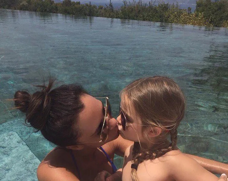 Victoria juga sempat pamer foto ciuman dengan Harper © instagram.com/victoriabeckham