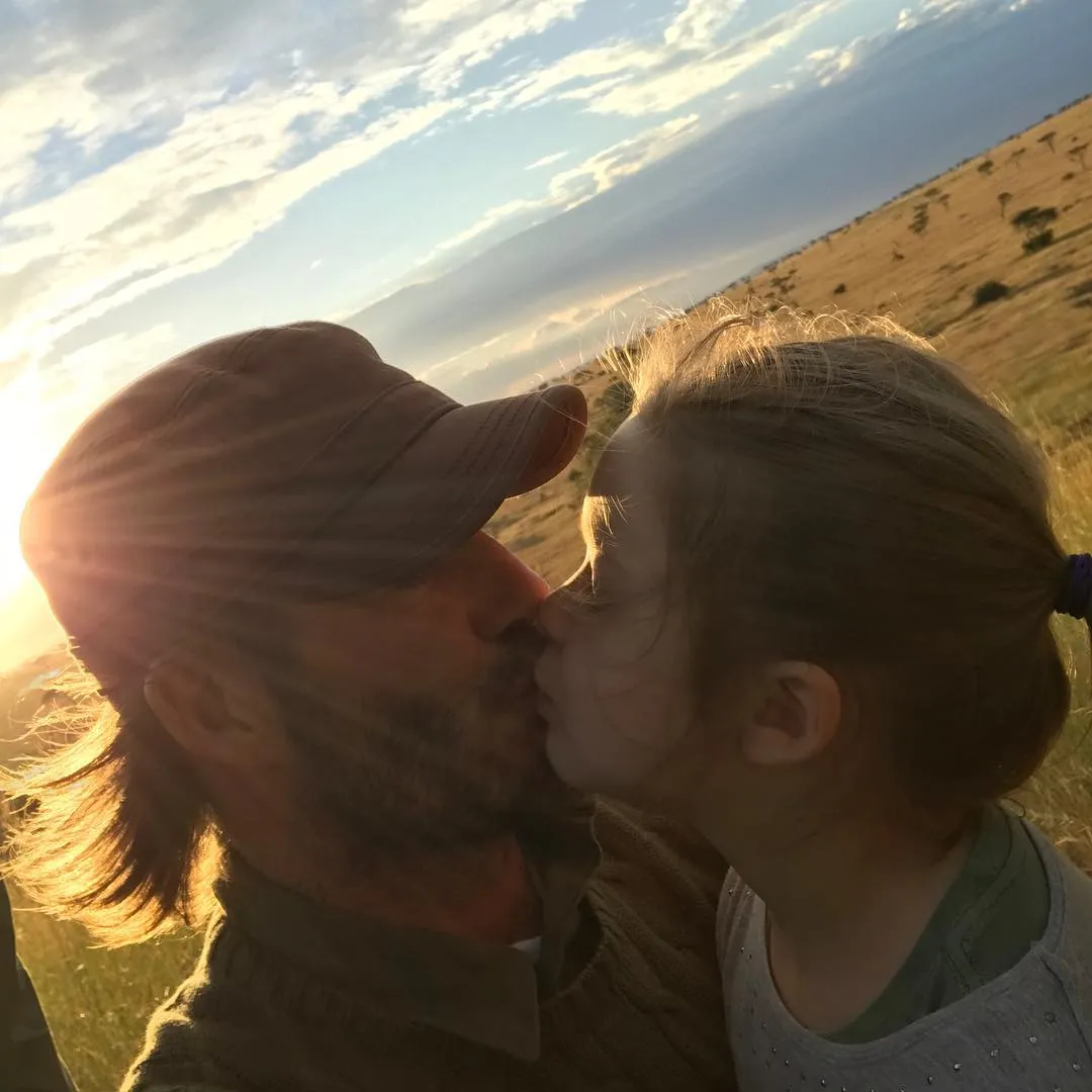Smooch! David cium si kecil Harper © instagram.com/davidbeckham