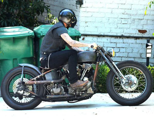 Aksi keren David saat ngebut dengan sebuah motor antik @ splashnews.com