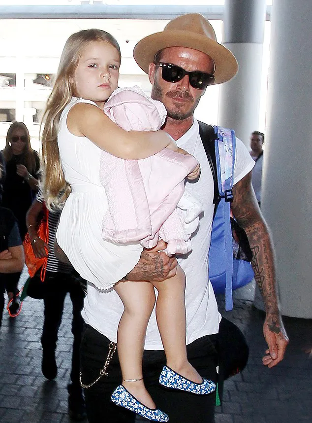 David lebih protektif pada Harper © Splashnews via dailymail.co.uk