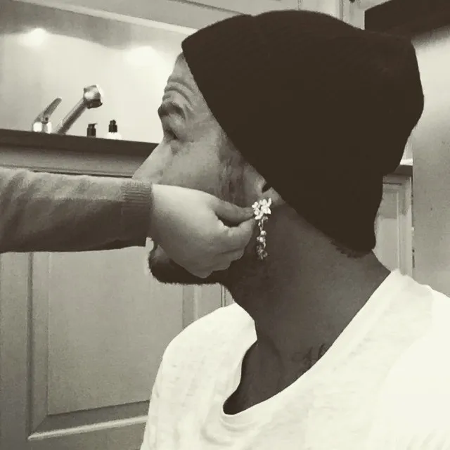 Momen ketika Harper mendandani ayahnya @ instagram.com/davidbeckham