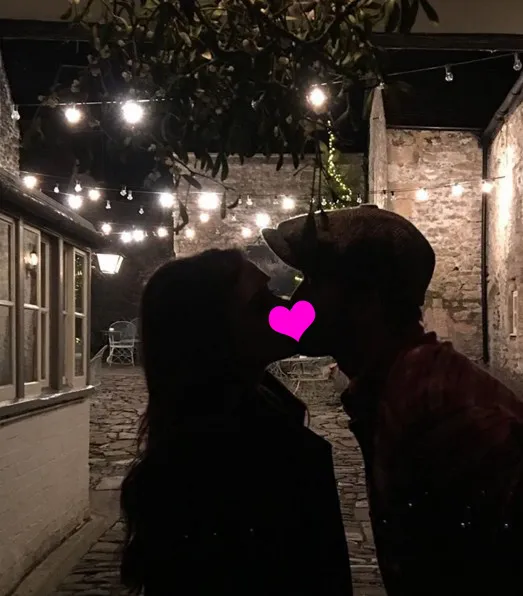 Ciuman saat Natal, romantis! © instagram.com/davidbeckham