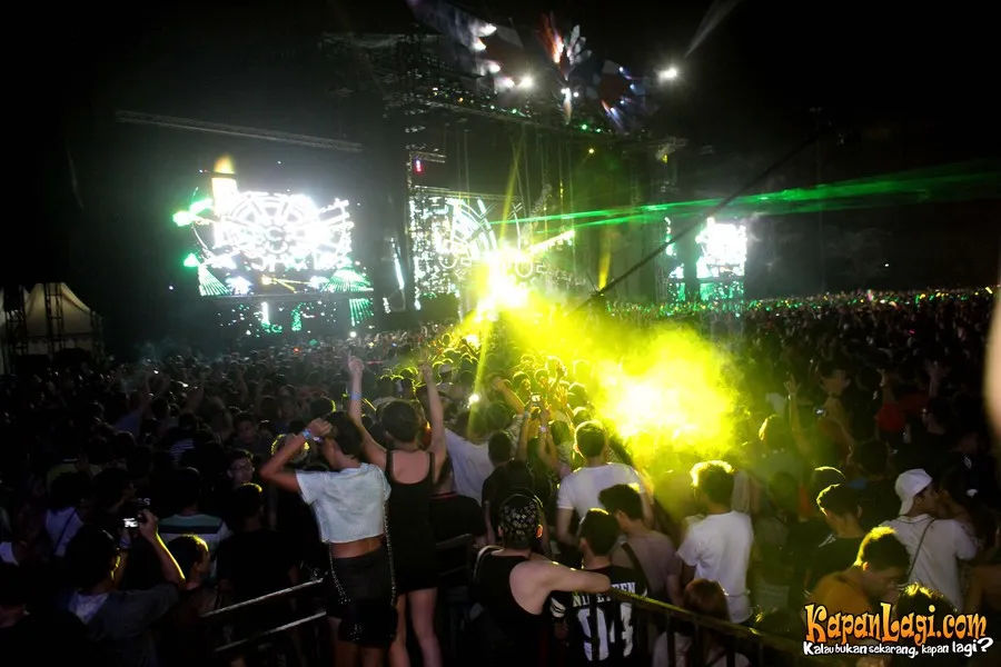 Para penonton bersenang-senang di DWP 2013 ©Budy Susanto