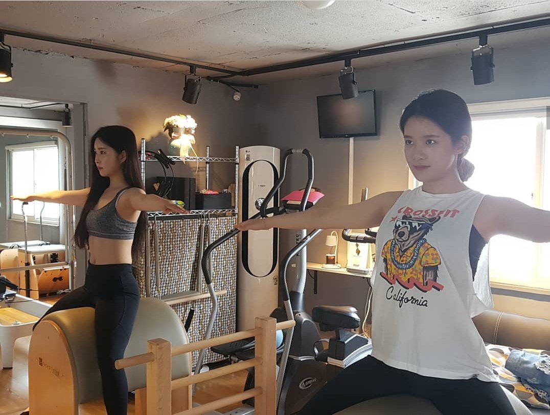 Dayoung and Exy WJSN © Instagram.com/es.pilates