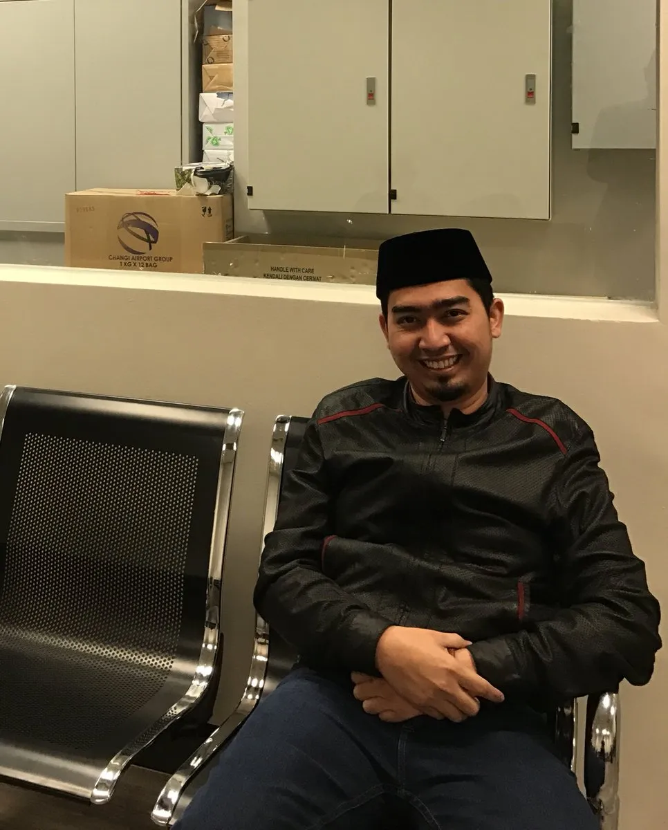 Melalui twitter, Ustadz Solmed curhat karena telah ditahan 10 jam di kantor imigrasi bandara Changi © twitter.com/SholehMahmoed