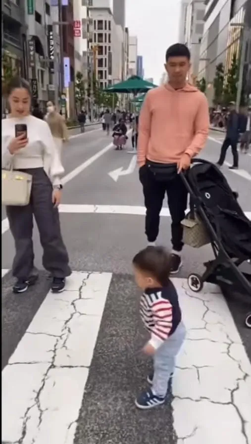 Potret Baby Izz Berjalan (Credit: Instagram/yashowbiz)