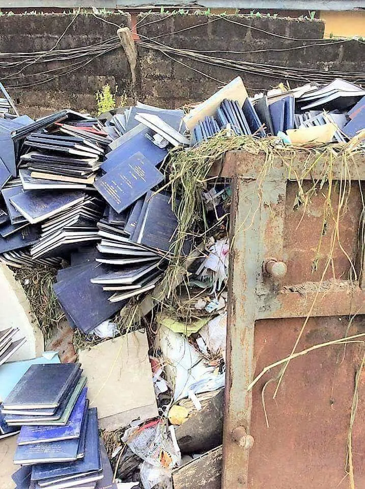 Puluhan skripsi dibuang di tempat sampah dan jadi viral © twitter.com/yeahmahasiswa