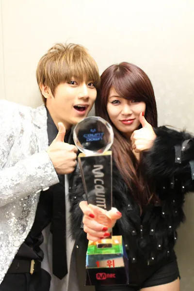 Kemengan lain yang diraih Trouble Maker ©dkpopnews.net