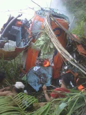 Kondisi helikopter Basarnas yang ditemukan pasca tertabrak tebing Gunung Butak © twitter.com
