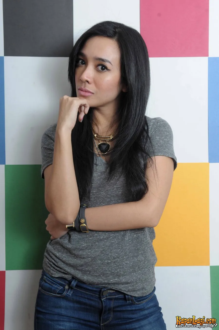 Dea Ananda nekat cekoki kawan-kawannya dengan magic mushroom di film HALUSINASI/©Kapanlagi.com®/Bayu Herdianto