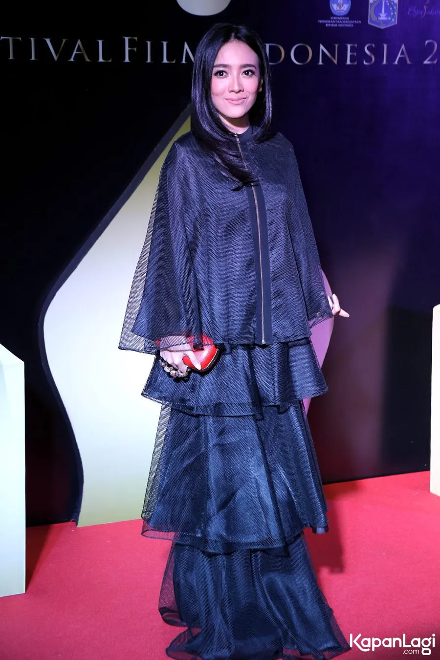 Istri dari Ariel Nidji ini berlenggok di red carpet Festival Film Indonesia 2016 © KapanLagi.com/Agus Apriyanto