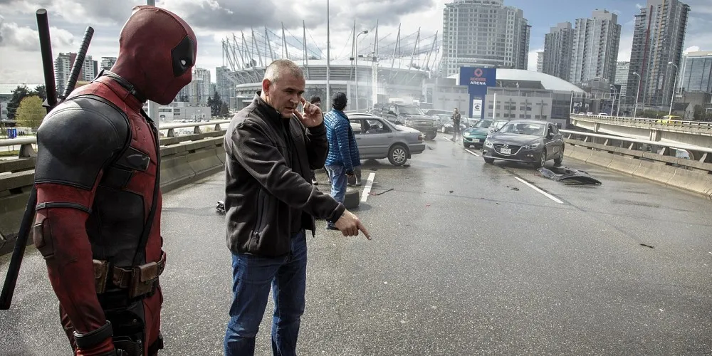 Ryan Reynolds (Dalam Kostum Deadpool) dan Tim Miller © Screenrant