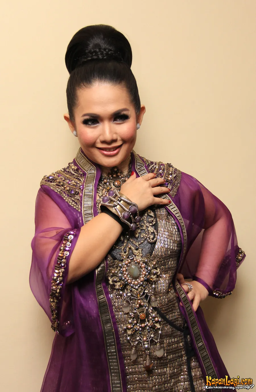 Keluarga Dea Mirella merasa terganggu dengan tuduhan penggelapan mobil.