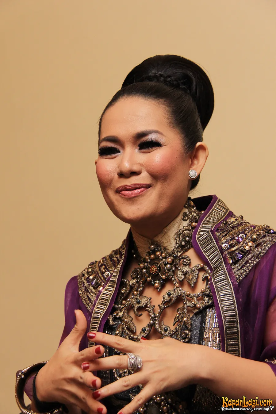 Dea Mirella ditetapkan sebagai tersangka kasus penggelapan mobil.