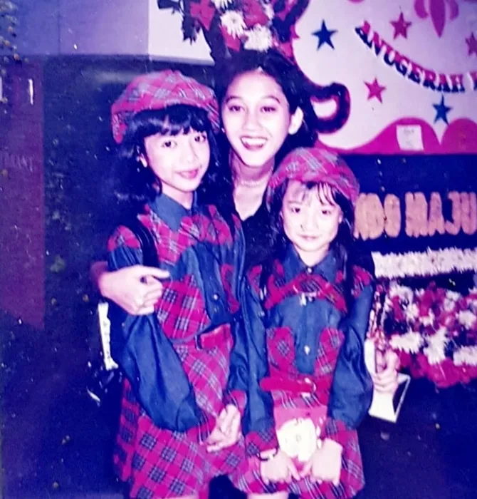 Nike memeluk Dea dan Leony dengan hangat! © Instagram/dea_ananda