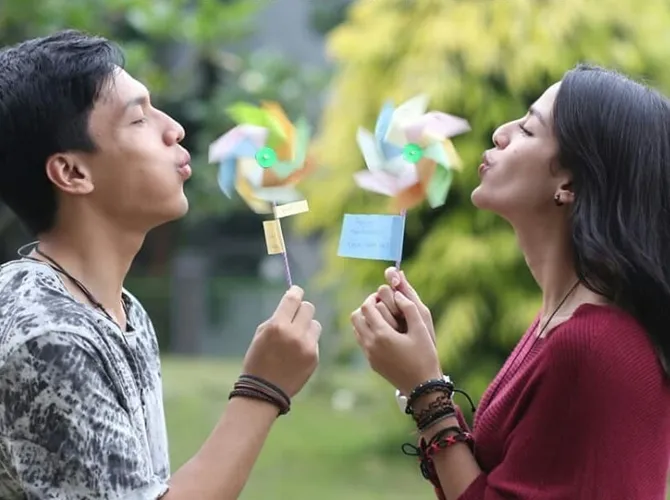 Kisah cinta remaja yang tak biasa, mengangkat soal depresi pada remaja. (Credit: Rapi Films)