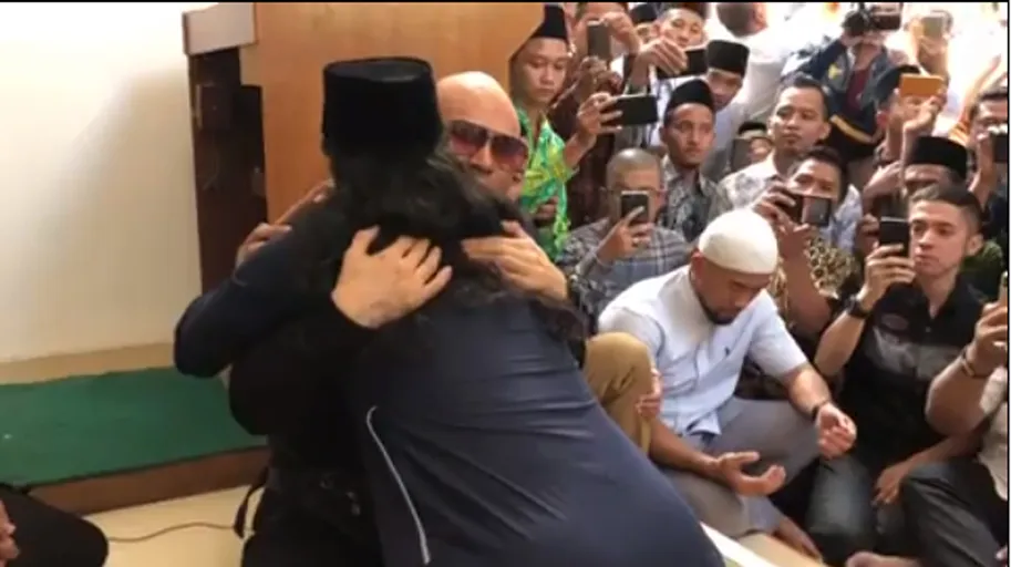 Deddy Corbuzier setelah mengucap syahadat dibimbing Gus Miftah (credit: instagram.com/mastercorbuzier)