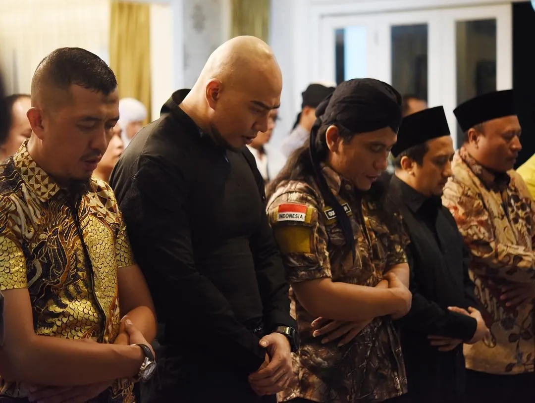 Deddy Corbuzier shalat berjamaah pertama kali credit: instagram.com/gusmiftah