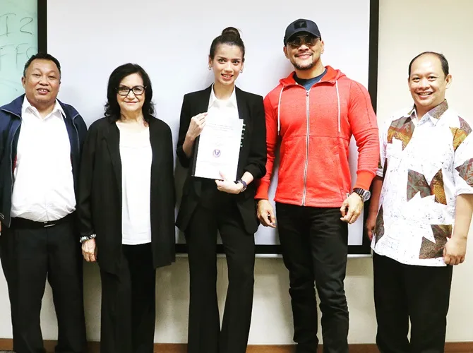Sabrina dan Deddy foto bareng para dosen setelah sidang. Selamat! (Credit: Instagram/sabrinachairunnisa_)