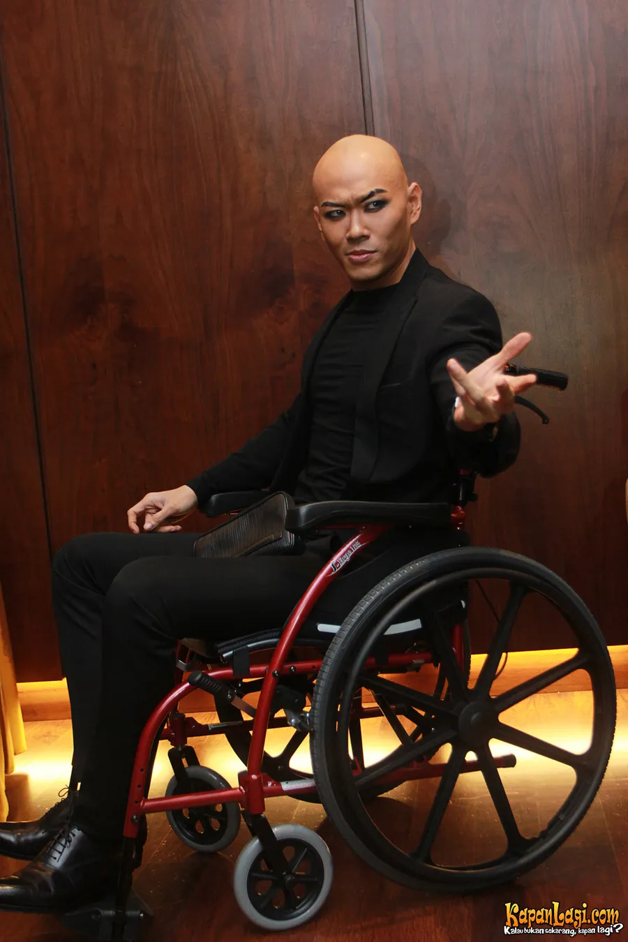 Deddy Corbuzier harus memakai kursi roda. @KapanLagi.com/Agus