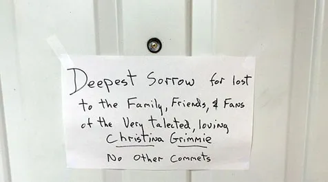 Ucapan maaf dari keluarga Kevin Loibl di depan pintu rumah mereka ©splashnews.com via dailymail.co.uk