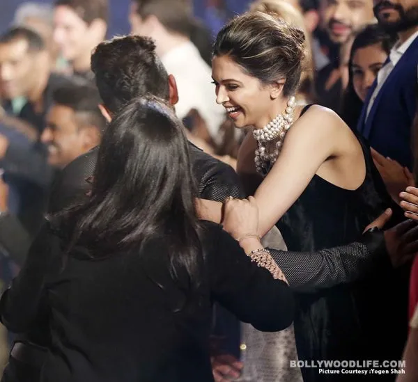 Deepika Padukone peluk mantan di acara fashion ©bollywoolife