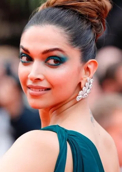 Deepika pakai make up hijau terang ©instagram/deepikaslays