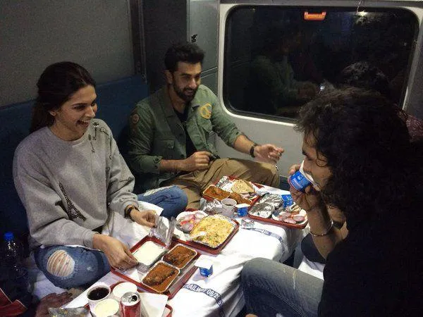 Begini suasana kereta eksekutif di India. ©pinkvilla