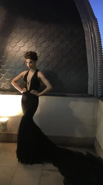 Deepika mempesona dengan gaun hitam ini ©pinkvilla