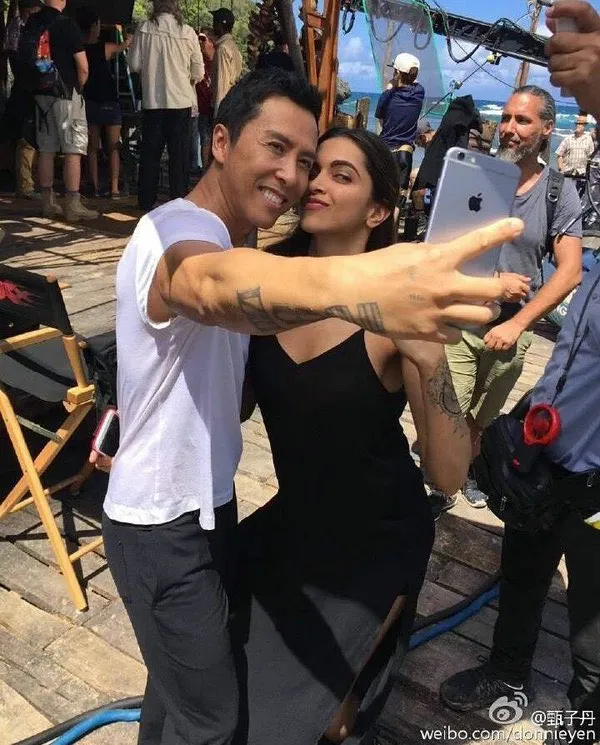 Deepika selfie bareng Donnie Yen di lokasi syuting © weibo.com/donnieyen