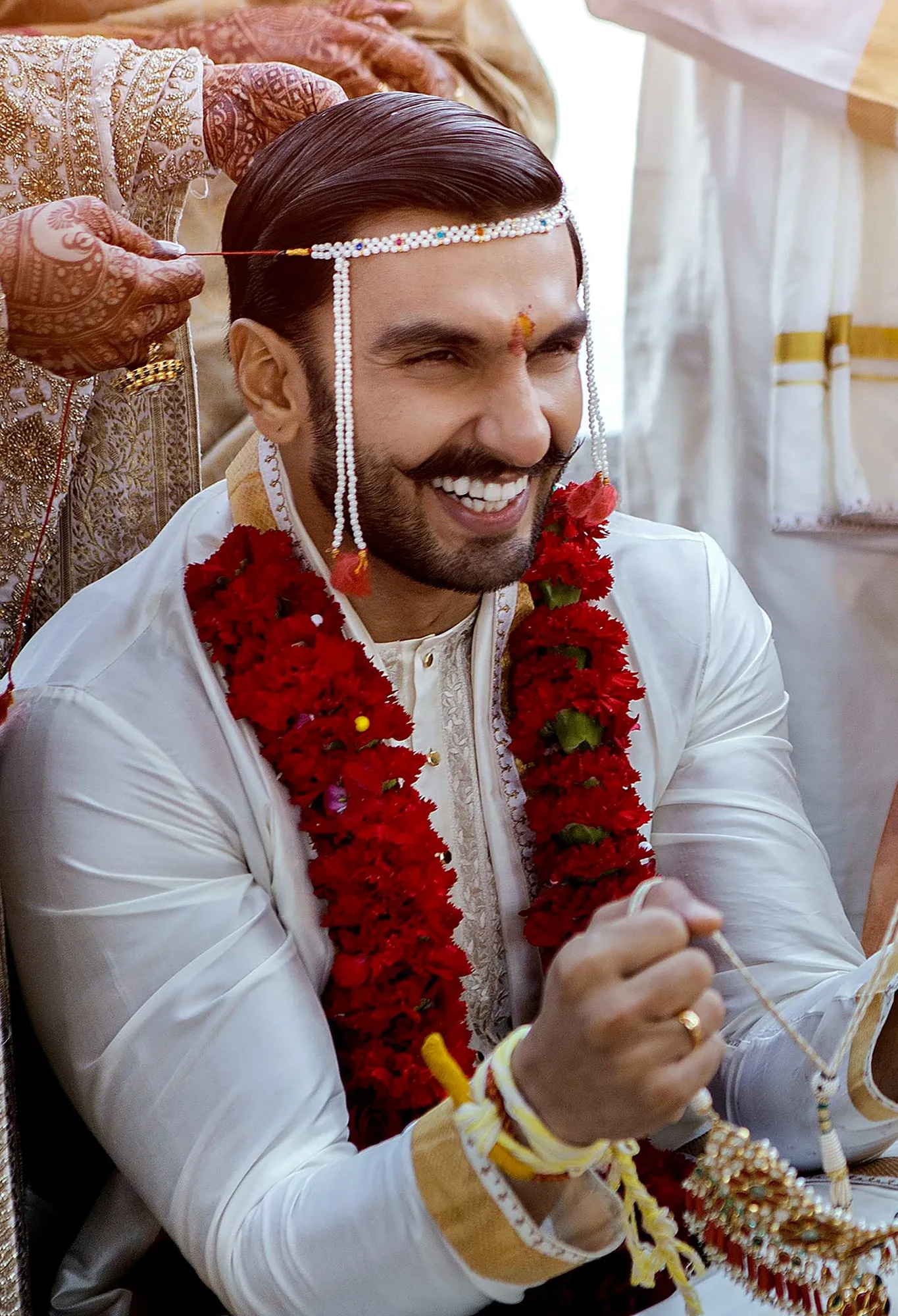 Ranveer Kenakan Cincin Emas Polos