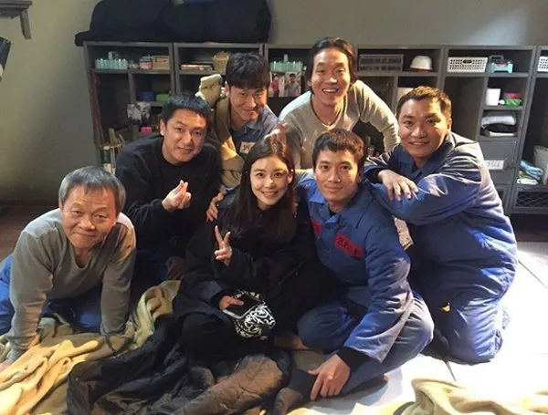 Lee Bo Young di lokasi syuting Defendant © instagram.com/jisung_justin