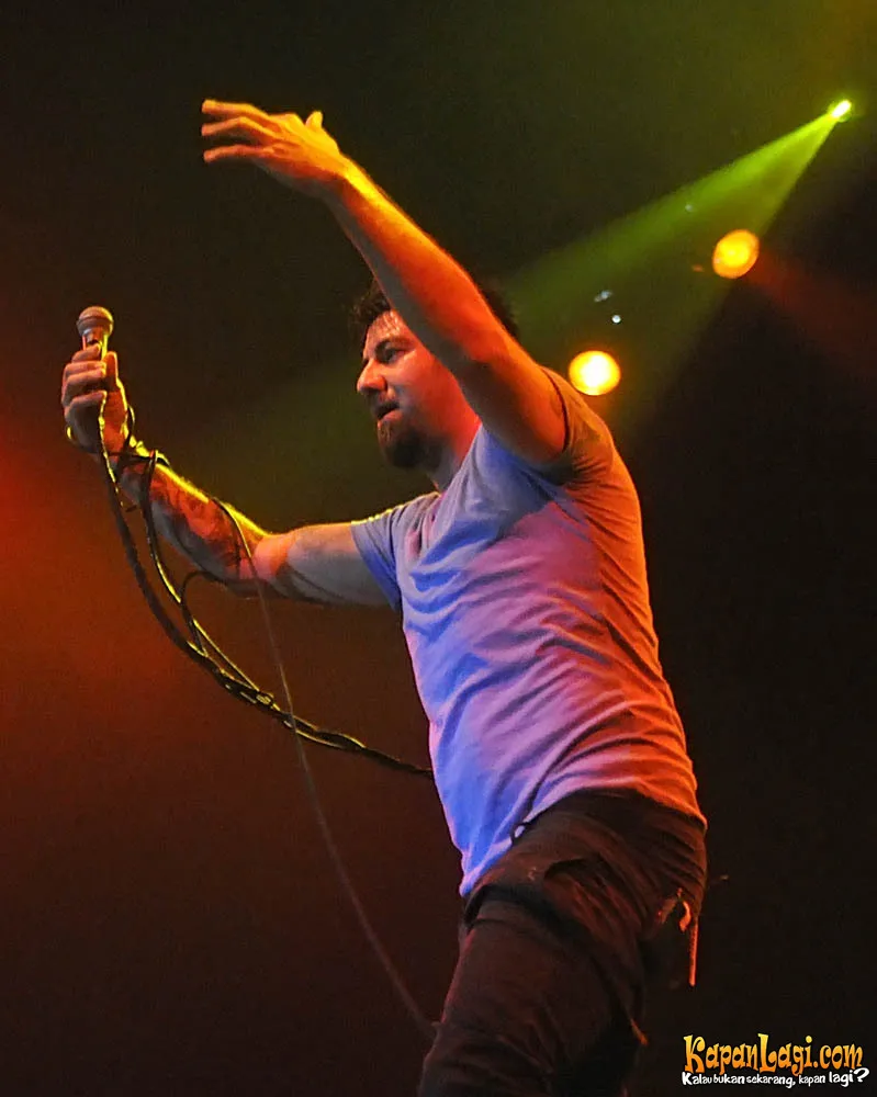 Chino sang vokalis dalam show di Jakarta tahun 2011 lalu @KapanLagi.com®